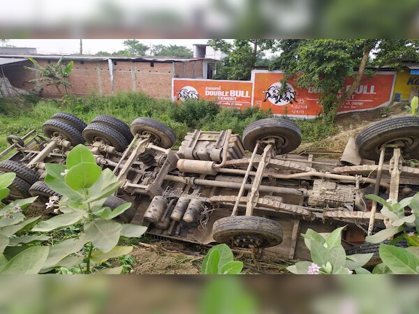 बिहार: भागलपुर में बस और ट्रक के दरमियान ज़बरदस्त टक्कर, 9 लोगों की मौत