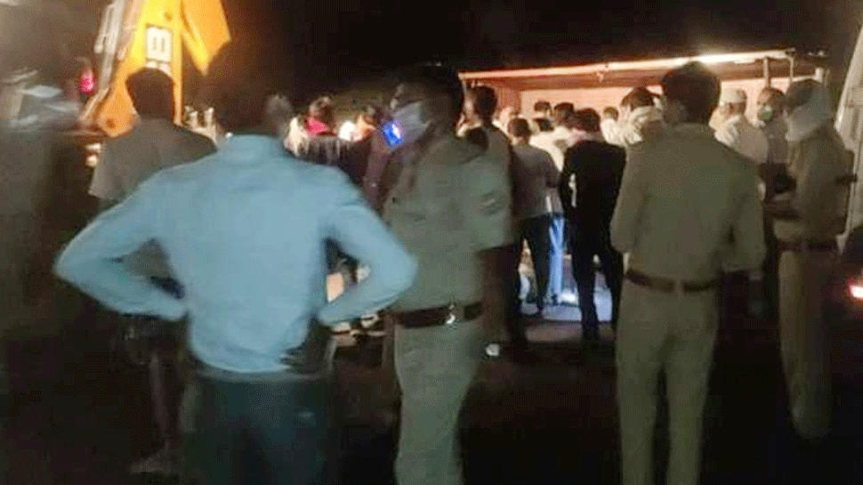 झांसी-मिर्ज़ापुर हाइवे पर डीसीएम पलटने से 3 ख्वातीन की मौत, 12 से ज्यादा ज़ख्मी झांसी-मिर्ज़ापुर हाइवे पर डीसीएम पलटने से 3 ख्वातीन की मौत, 12 से ज्यादा ज़ख्मी