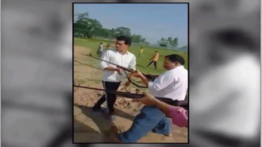 समाजवादी पार्टी के नेता और बेटे का दिन दिहाड़े गोली मारकर कत्ल, वायरल हुआ Video