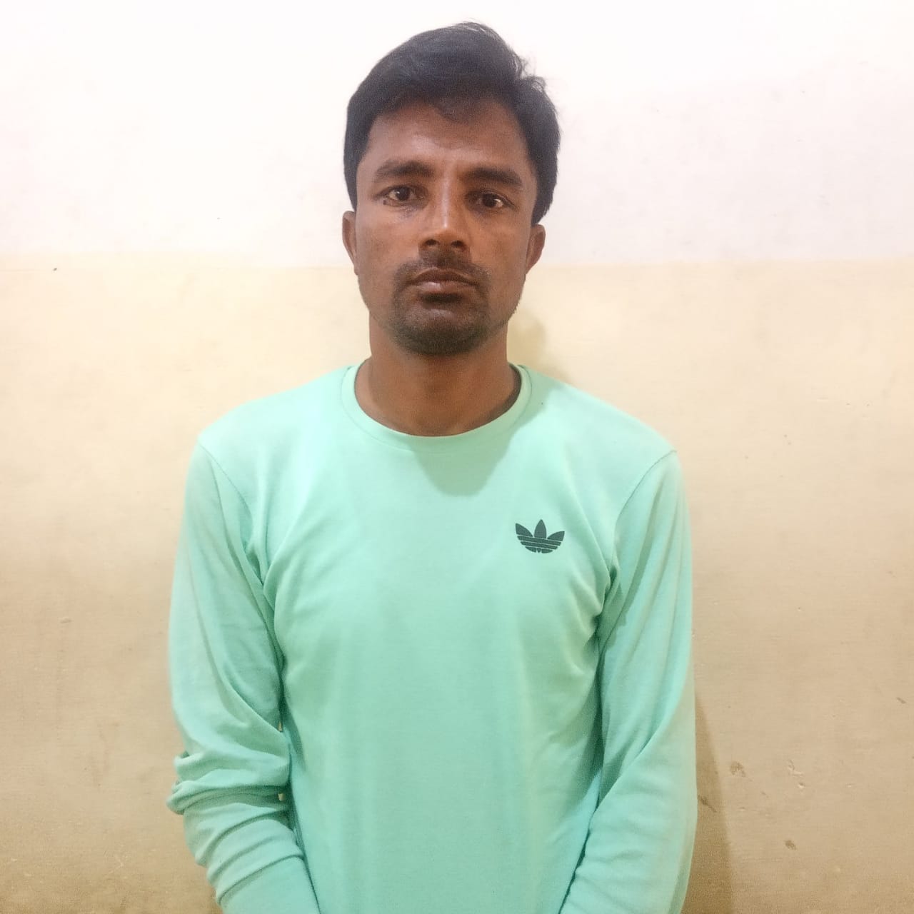 MP: ट्रेन में PPE किट पहन श्रमिकों से करता था ठगी, पुलिस ने किया गिरफ्तार MP: ट्रेन में PPE किट पहन श्रमिकों से करता था ठगी, पुलिस ने किया गिरफ्तार