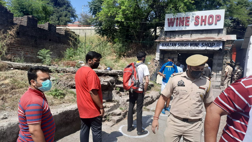 लॉकडाउन 4.0 में शराब की दुकानें खुलते ही लोगों की भीड़ Long queues outside liquor shops in Jammu