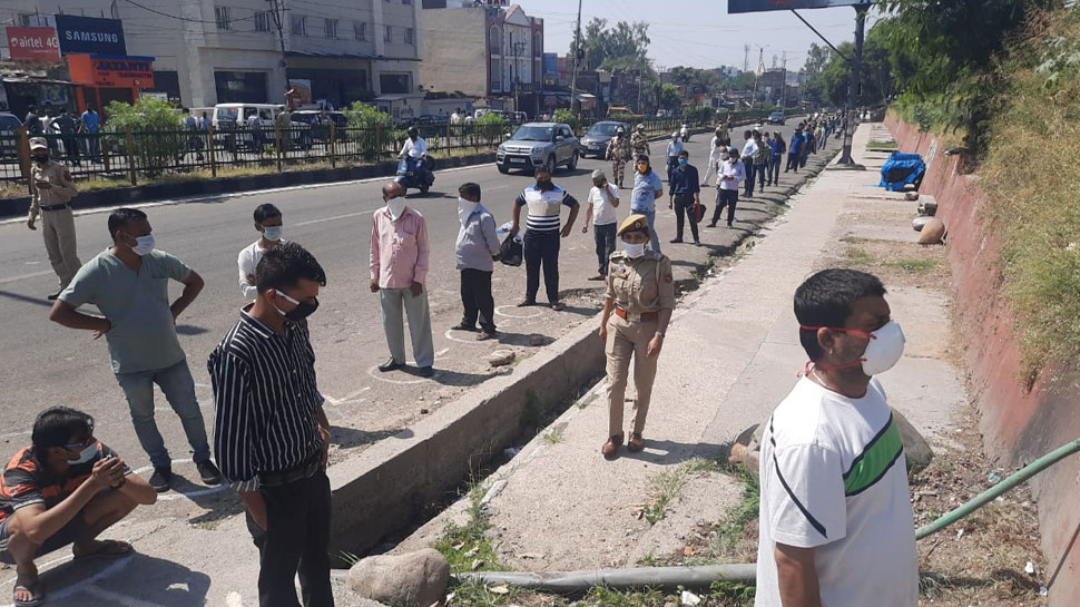 सोशल डिस्टेंसिग का पालन करते नजर आए लोग Long queues outside liquor shops in Jammu