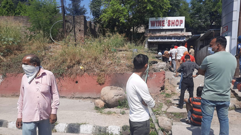 शराब की दुकान के बाहर पुलिस की निगरानी Long queues outside liquor shops in Jammu