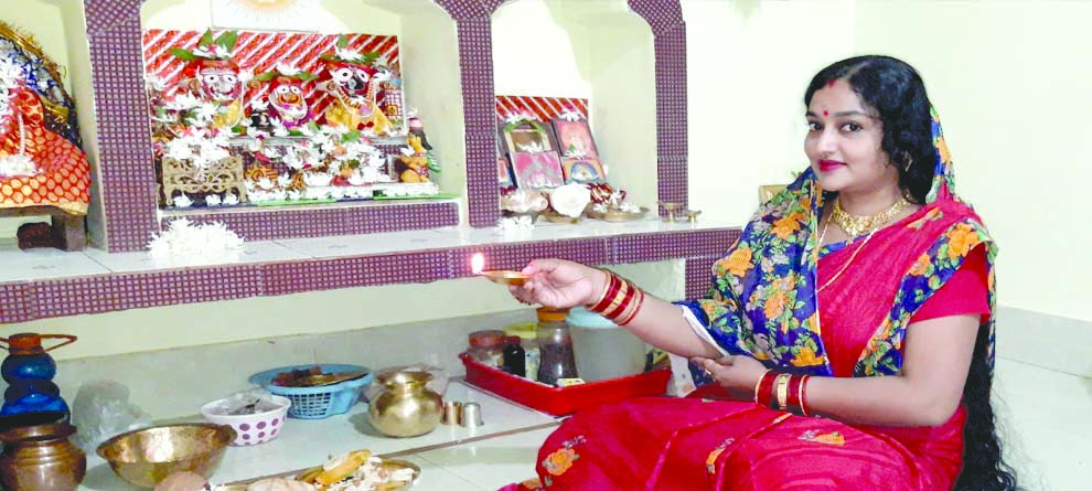 କଟକଣା ମଧ୍ୟରେ ସାବିତ୍ରୀ ବ୍ରତ ପାଳିଲେ ଓଡ଼ିଶୀ ନୃତ୍ୟାଙ୍ଗନା କଟକଣା ମଧ୍ୟରେ ସାବିତ୍ରୀ ବ୍ରତ ପାଳିଲେ ଓଡ଼ିଶୀ ନୃତ୍ୟାଙ୍ଗନା