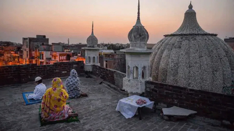 जम्मू-कश्मीर में आज मनाई जा रही है ईद , बाकी सूबों में कल मनाया जाएगा त्योहार जम्मू-कश्मीर में आज मनाई जा रही है ईद , बाकी सूबों में कल मनाया जाएगा त्योहार