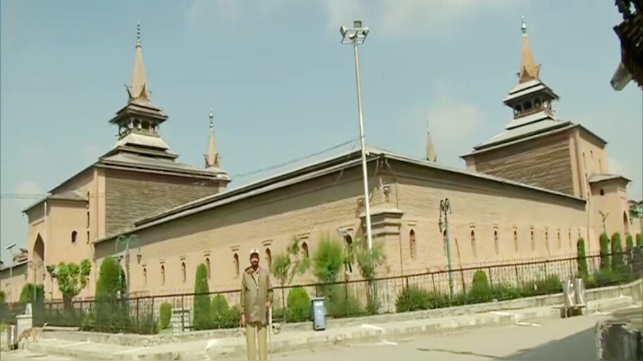जम्मू-कश्मीर और केरल में लोगों ने घरों में ही पढ़ी ईद की नमाज़, नहीं दिखी पहले जैसी रौनक