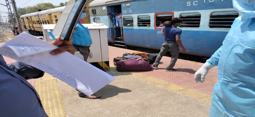 ରେଳରେ ପ୍ରସବ କଲେ ମହିଳା, ଟିଟିଲାଗଡ଼ ଡାକ୍ତରଖାନାରେ ଭର୍ତ୍ତି ରେଳରେ ପ୍ରସବ କଲେ ମହିଳା, ଟିଟିଲାଗଡ଼ ଡାକ୍ତରଖାନାରେ ଭର୍ତ୍ତି