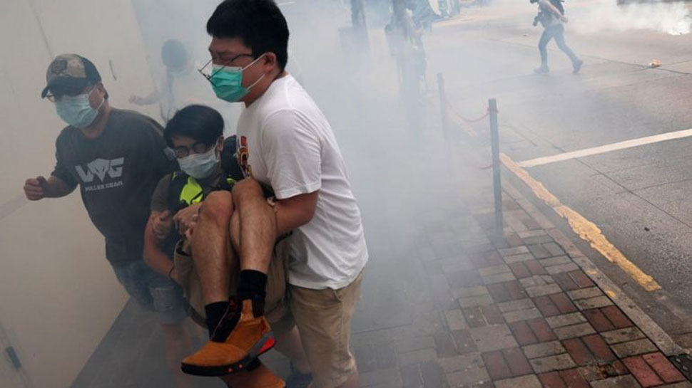 प्रदर्शनकारियों पर दागे गए आंसू गैस के गोले Tear gas fired on protesters