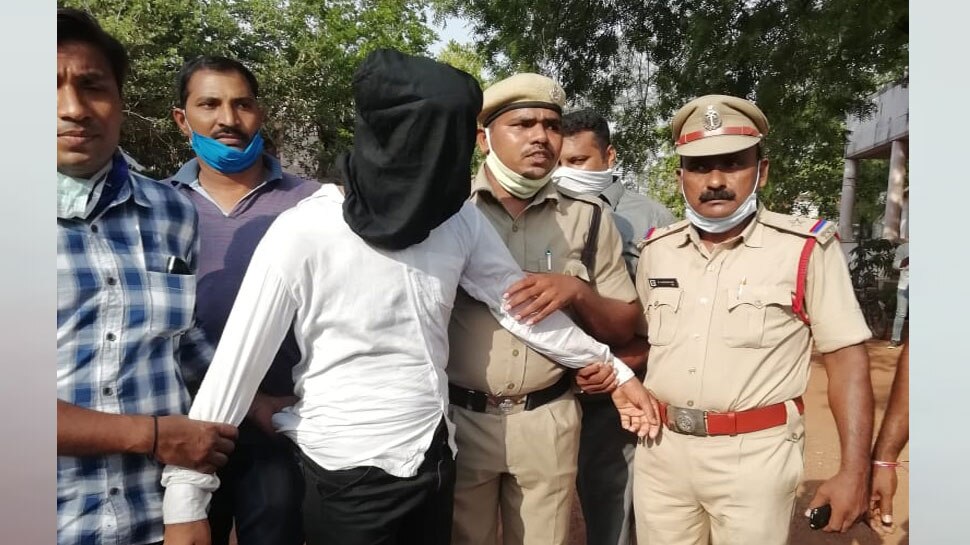 Warangal police arrested 10 people using powdered sleeping pills लिव