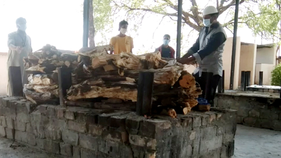 कोरोना के खौफ से बेटे ने बाप की लाश लेने से किया इंकार, फिर मुस्लिम शख्स ने अंजाम दी आखिरी रसूमात कोरोना के खौफ से बेटे ने बाप की लाश लेने से किया इंकार, फिर मुस्लिम शख्स ने अंजाम दी आखिरी रसूमात