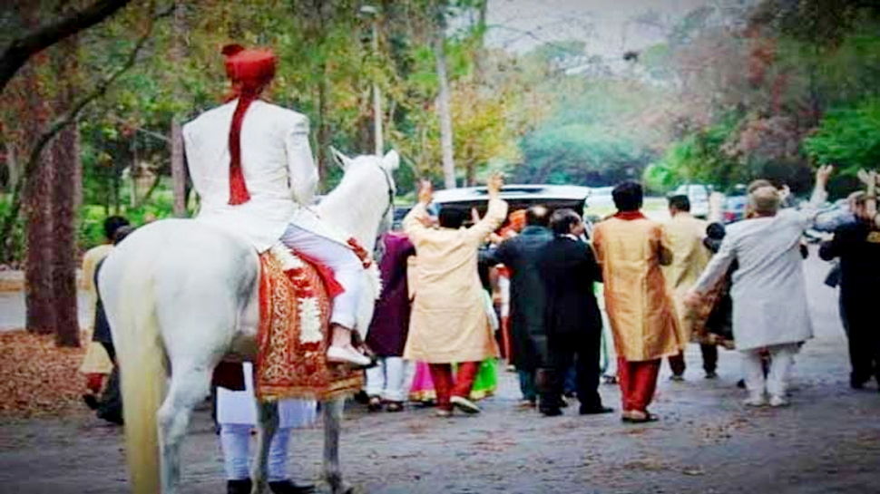 लॉकडाउन में पटवारी ने धूम-धाम से निकाली बारात, पुलिस ने की यह कार्रवाई लॉकडाउन में पटवारी ने धूम-धाम से निकाली बारात, पुलिस ने की यह कार्रवाई