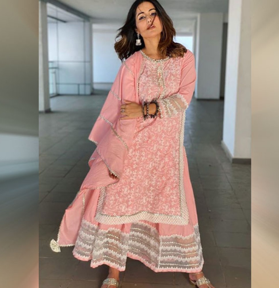 गुलाबी रंग सूट में खूबसूरत लग रही हैं हिना खान Hina Khan look preety in pink dress