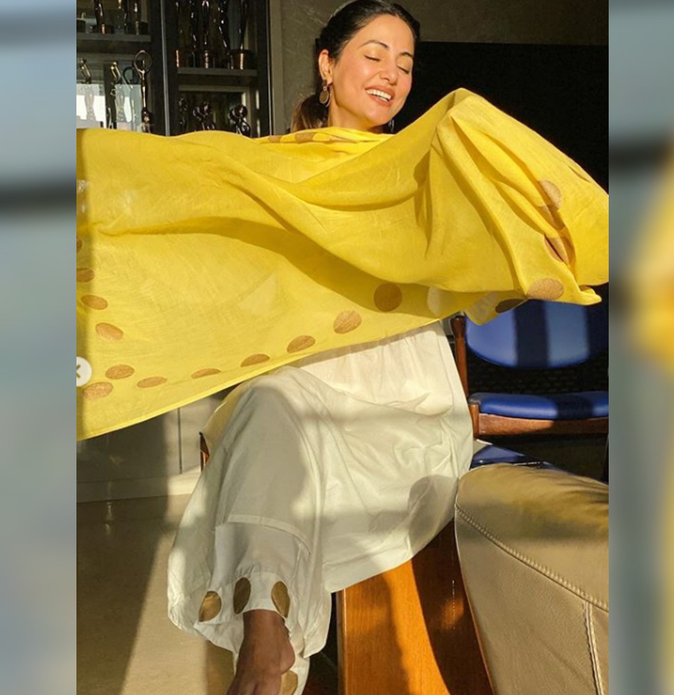 हिना कहती हैं इस साल का रमजान एक वरदान है Hina is looking beautiful in yellow white dress