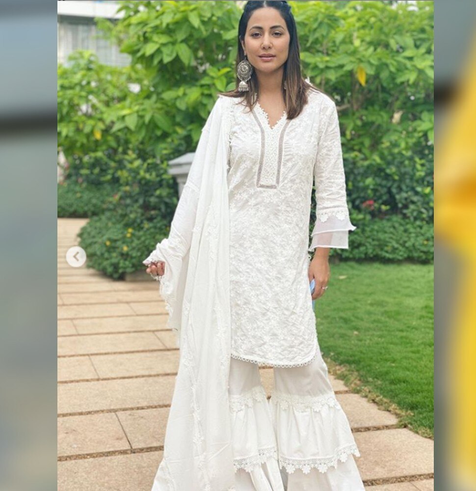 हिना के अनुसार इस बार लॉकडाउन के चलते लोगों को काफी राहत मिली है White dress suites on her