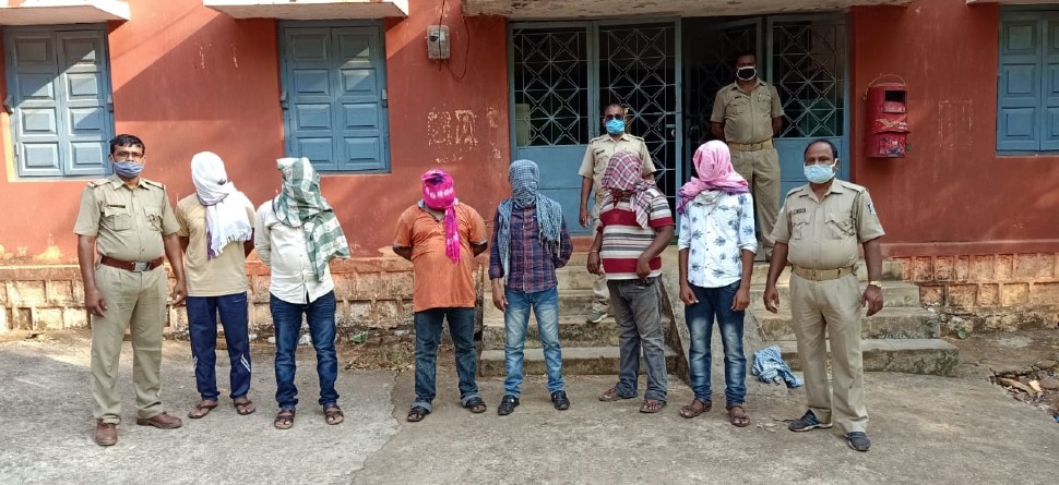 ମାଓବାଦୀ କହି ଟଙ୍କା ମାଗୁଥିଲେ, ବାନ୍ଧିଲା ପୋଲିସ୍ ମାଓବାଦୀ କହି ଟଙ୍କା ମାଗୁଥିଲେ, ବାନ୍ଧିଲା ପୋଲିସ୍