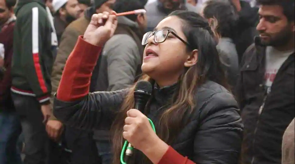 दिल्ली फसादात: पटियाला हाउस कोर्ट ने बढ़ाई सफूरा ज़रगर और मीरान हैदर की रिमांड दिल्ली फसादात: पटियाला हाउस कोर्ट ने बढ़ाई सफूरा ज़रगर और मीरान हैदर की रिमांड