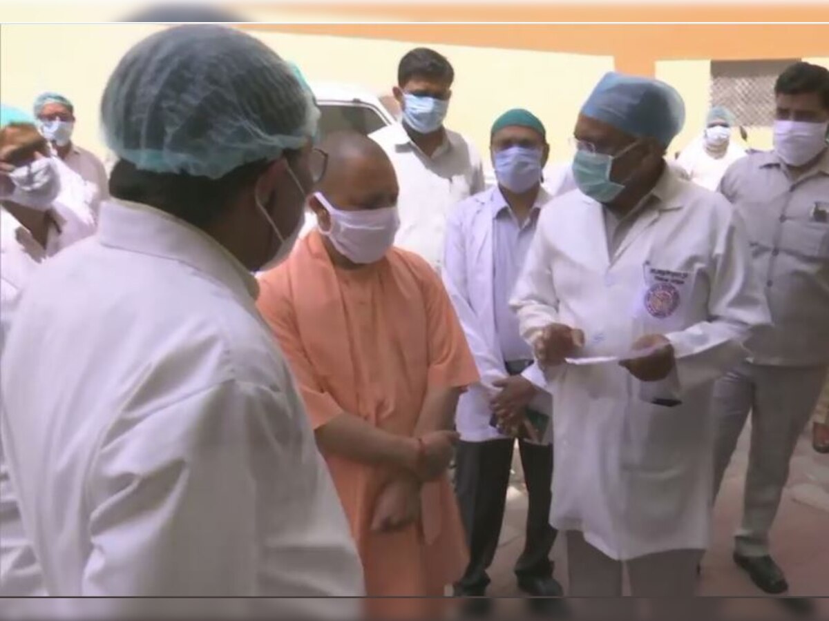 डॉ. श्यामा प्रसाद मुखर्जी अस्पताल का निरीक्षण करते सीएम योगी