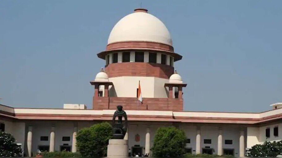 मज़दूरों से न लिया जाए बस-ट्रेन का किराया, खाने-पीने का भी किया जाए इंतेज़ाम: सुप्रीम कोर्ट
