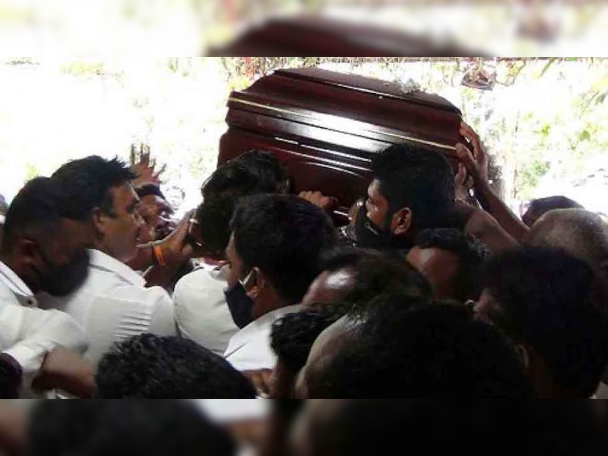 श्रीलंका में संघ नेता अरुमुगम थोंडामन को अंतिम विदाई देने के लिए सोशल डिस्टेंसिंग की उड़ी धज्जियां