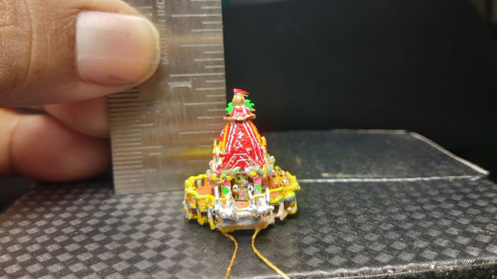 प्रभु जगन्नाथ का रथ नीम, चंदन, तुलसी की लकड़ी से बनाया है World smallest chariots