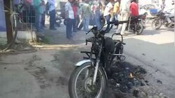 जमशेदपुर: मजदूर ने बाइक को किया आग के हवाले, कहा- पुलिस जांच के नाम पर लेती है पैसे