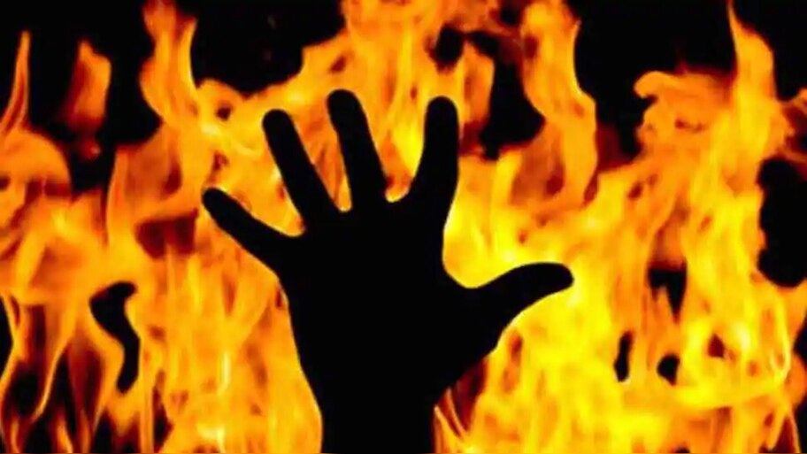 आईजी दफ्तर के सामने खातून ने की खुदकुशी की कोशिश, पुलिस पर लगाए इल्ज़ामात