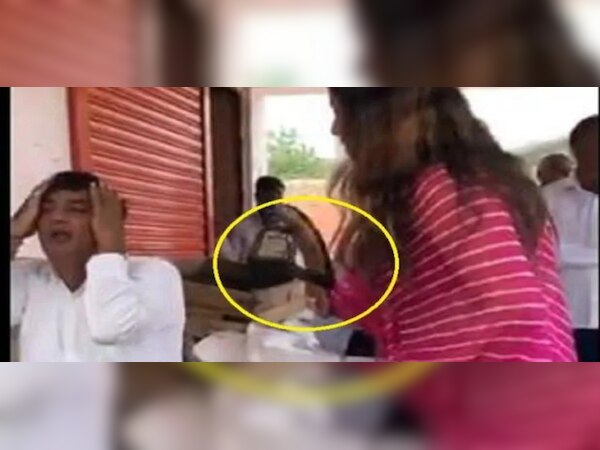 ମଣ୍ଡି କମିଟିର ଅଧିକାରୀଙ୍କୁ ଚପଲରେ ପିଟିଲେ ବିଜେପି ନେତ୍ରୀ ସୋନାଲି ଫୋଗଟ, ଦେଖନ୍ତୁ ଭିଡିଓ