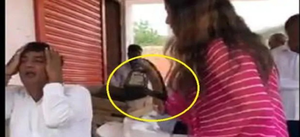 ମଣ୍ଡି କମିଟିର ଅଧିକାରୀଙ୍କୁ ଚପଲରେ ପିଟିଲେ ବିଜେପି ନେତ୍ରୀ ସୋନାଲି ଫୋଗଟ, ଦେଖନ୍ତୁ ଭିଡିଓ ମଣ୍ଡି କମିଟିର ଅଧିକାରୀଙ୍କୁ ଚପଲରେ ପିଟିଲେ ବିଜେପି ନେତ୍ରୀ ସୋନାଲି ଫୋଗଟ, ଦେଖନ୍ତୁ ଭିଡିଓ