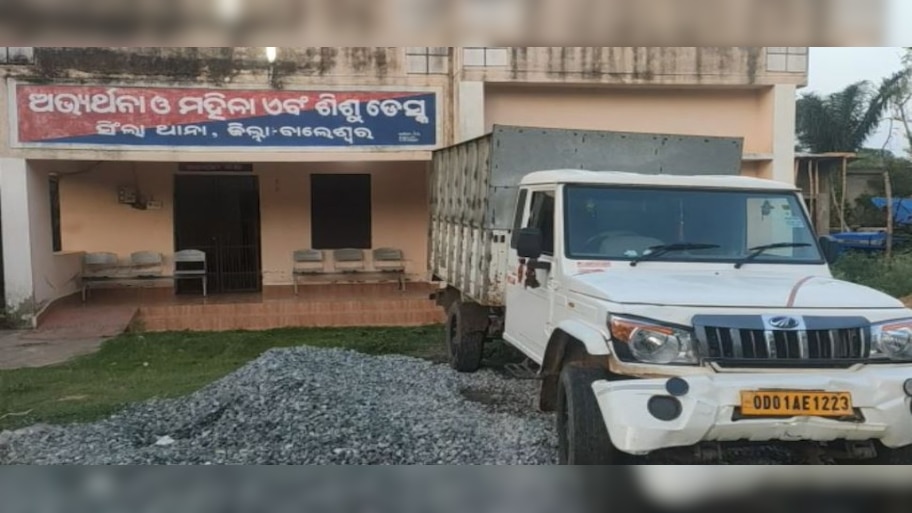 ପୋଲିସ ଉପରେ ରାଗ, ପିକ୍ ଅଫ୍ ଭ୍ୟାନରେ ପୋଲିସ ଗାଡ଼ିକୁ ଧକ୍କା