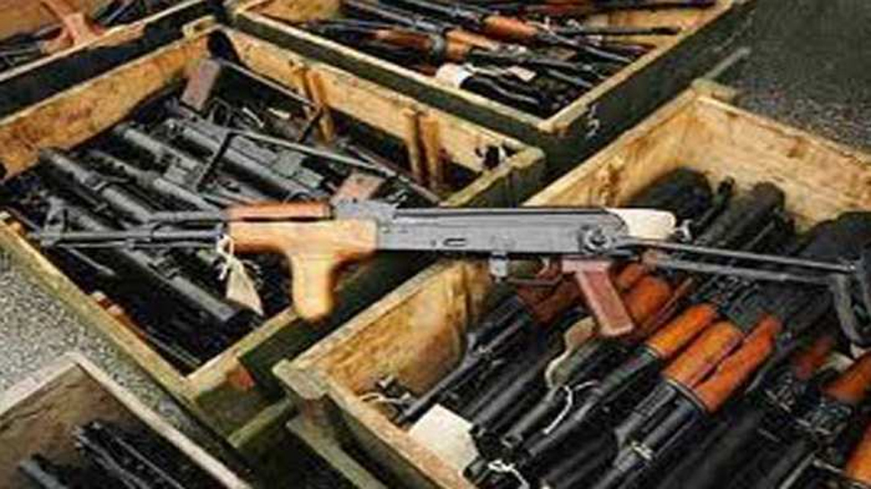 यूपी में गैरकानूनी हथियार का धंधा तेज़, 3 जिलों में पकड़ी गईं असलहा फैक्ट्रियां यूपी में गैरकानूनी हथियार का धंधा तेज़, 3 जिलों में पकड़ी गईं असलहा फैक्ट्रियां
