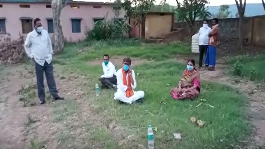 क्वॉरंटीन सेंटर का जायज़ा लेने गए BJP नेताओं को खुद होना पड़ गया क्वॉरंटीन