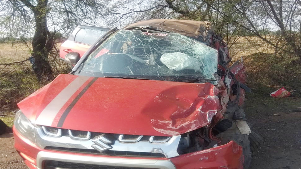 मध्य प्रदेश: कार और तेल टेंकर में ज़बरदस्त टक्कर, कार में सवार तीनों लोगों की मौत मध्य प्रदेश: कार और तेल टेंकर में ज़बरदस्त टक्कर, कार में सवार तीनों लोगों की मौत