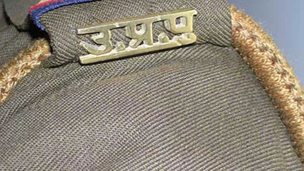 40 रु की खातिर UP पुलिस ने दुकानदार और हामला बहन को घर में घुसकर पीटा 40 रु की खातिर UP पुलिस ने दुकानदार और हामला बहन को घर में घुसकर पीटा