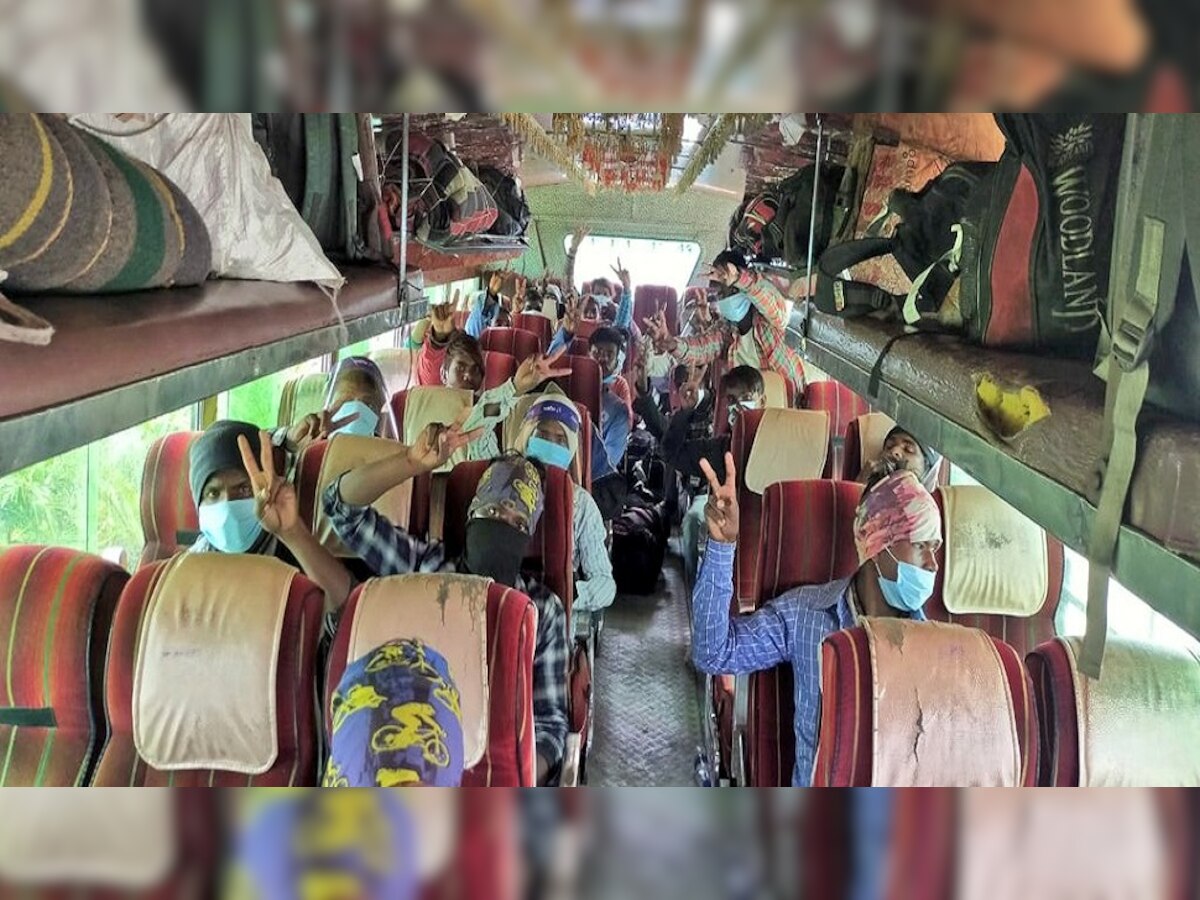 लेह से 55 श्रमिकों को झारखंड लाई सोरेन सरकार, फ्लाइट से घर लौटे मजदूरों के चेहरे पर खुशी. 