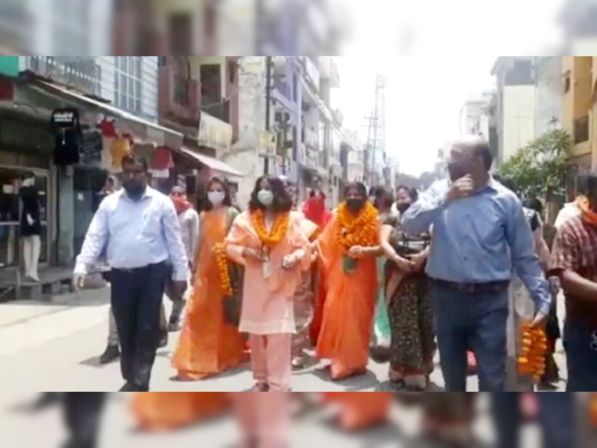 काउसंलर क्या बने, भूल गए कोरोना महामारी का प्रोटाकॉल, सोशल डिस्टेंसिंग की उड़ाई धज्जियां