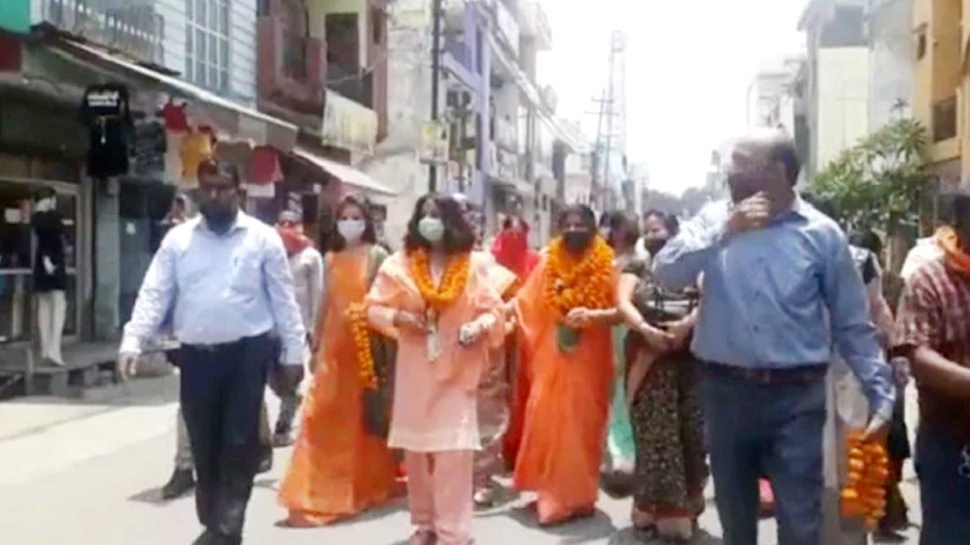 काउसंलर क्या बने, भूल गए कोरोना महामारी का प्रोटाकॉल, सोशल डिस्टेंसिंग की उड़ाई धज्जियां काउसंलर क्या बने, भूल गए कोरोना महामारी का प्रोटाकॉल, सोशल डिस्टेंसिंग की उड़ाई धज्जियां