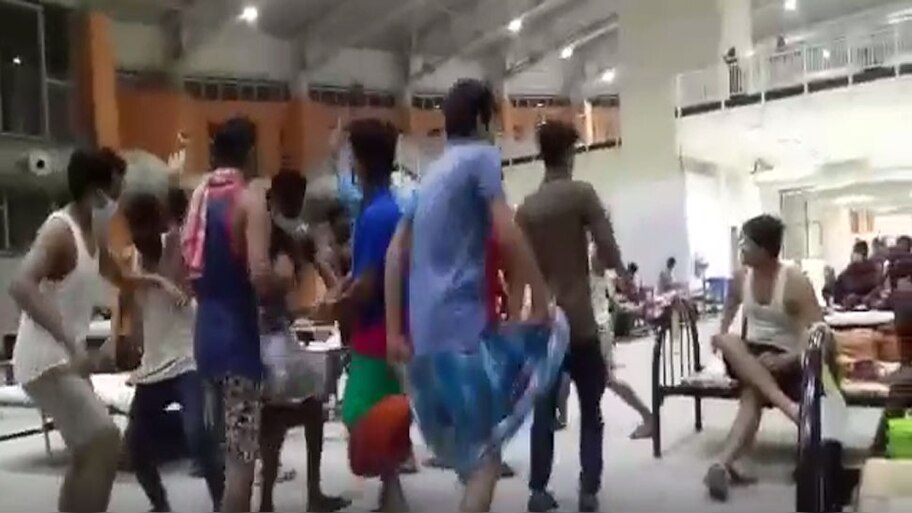 क्वारंटाइन सेंटर में कोरोना मरीजों का लुंगी डांस, सोशल डिस्टेंसिंग की परवाह नहीं