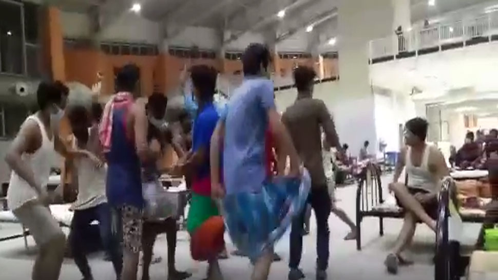 क्वारंटाइन सेंटर में कोरोना मरीजों का लुंगी डांस, सोशल डिस्टेंसिंग की परवाह नहीं क्वारंटाइन सेंटर में कोरोना मरीजों का लुंगी डांस, सोशल डिस्टेंसिंग की परवाह नहीं