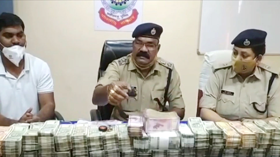 छत्तीसगढ़: पुलिस के हाथ लगी बड़ी कामयाबी, चेकिंग के दौरान बरामद किए 1 करोड़ 12 लाख छत्तीसगढ़: पुलिस के हाथ लगी बड़ी कामयाबी, चेकिंग के दौरान बरामद किए 1 करोड़ 12 लाख