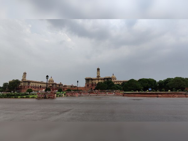 ଲୋକଙ୍କୁ ଆଶ୍ୱସ୍ତି: ଦିଲ୍ଲୀ-ଏନସିଆର ଅଞ୍ଚଳରେ ଧୂଳିଝଡ, ବର୍ଷା ଯୋଗୁଁ ତାପମାତ୍ରା ହ୍ରାସ 