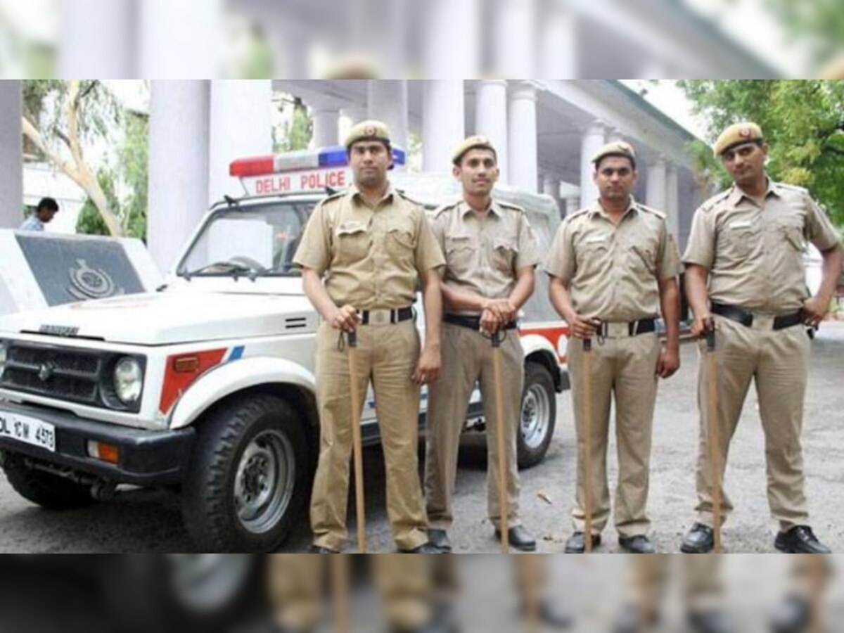 दिल्ली में बदमाशों ने पुलिस पर किया हमला.