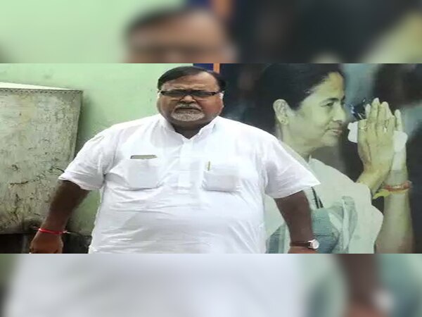 ଶିକ୍ଷା କ୍ଷେତ୍ରରେ ବର୍ଣ୍ଣ ବୈଷମ୍ୟ ଯୁଦ୍ଧ, ୨ ଶିକ୍ଷକ ନିଲମ୍ବିତ