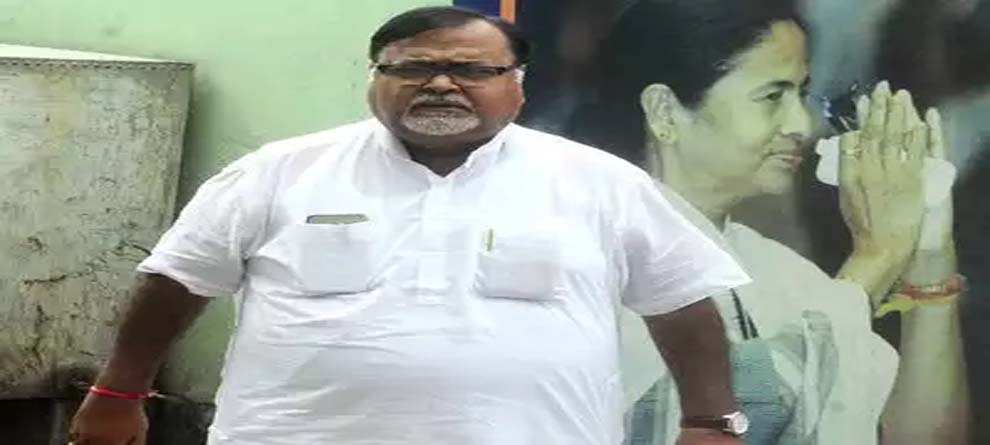 ଶିକ୍ଷା କ୍ଷେତ୍ରରେ ବର୍ଣ୍ଣ ବୈଷମ୍ୟ ଯୁଦ୍ଧ, ୨ ଶିକ୍ଷକ ନିଲମ୍ବିତ ଶିକ୍ଷା କ୍ଷେତ୍ରରେ ବର୍ଣ୍ଣ ବୈଷମ୍ୟ ଯୁଦ୍ଧ, ୨ ଶିକ୍ଷକ ନିଲମ୍ବିତ