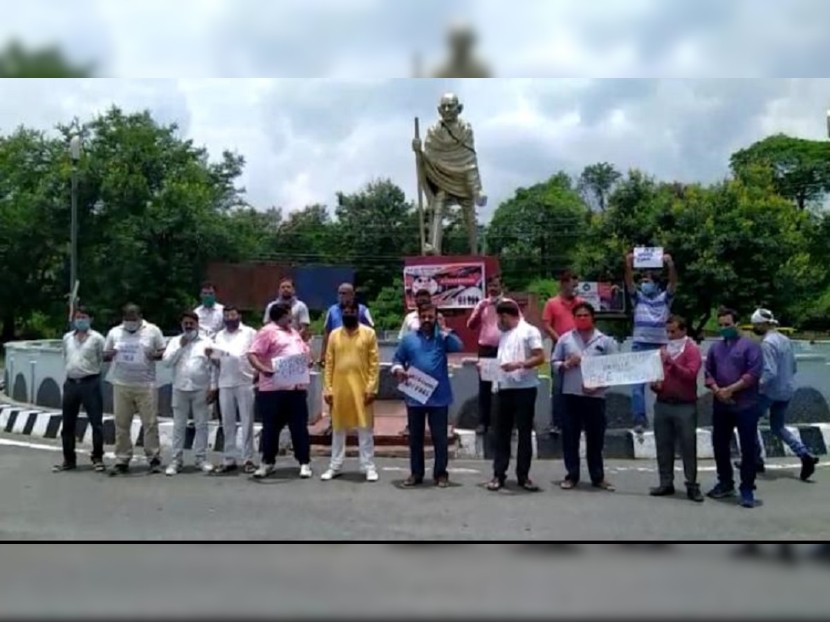निजी स्कूलों की फीस के विरोध में अभिभावकों का प्रदर्शन, कहा-झारखंड सरकार कर रही लीपापोती. 