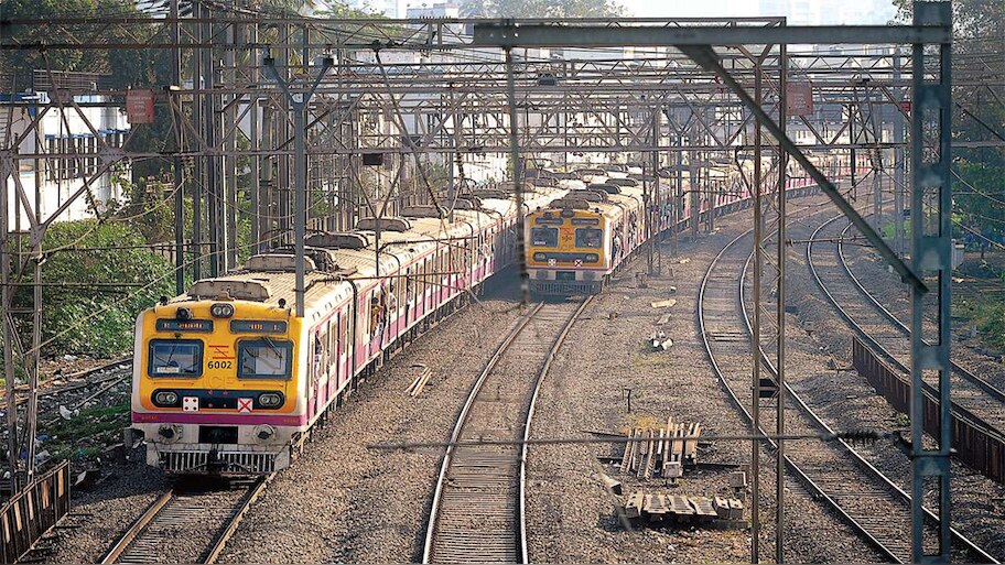 मुंबई में लोकल ट्रेन सर्विस शुरू, जानिए कैसे मिलेगी स्टेशन में एंट्री