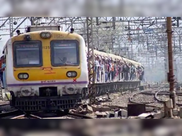 ଟ୍ରାକରେ ଦୌଡ଼ିଲା ଲୋକାଲ ଟ୍ରେନ, ସତର୍କତା ନିୟମ ଜାରି 