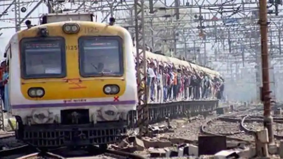 ଟ୍ରାକରେ ଦୌଡ଼ିଲା ଲୋକାଲ ଟ୍ରେନ, ସତର୍କତା ନିୟମ ଜାରି ଟ୍ରାକରେ ଦୌଡ଼ିଲା ଲୋକାଲ ଟ୍ରେନ, ସତର୍କତା ନିୟମ ଜାରି