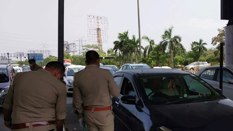 दिल्ली-नोएडा बॉर्डर सील होने पर DND पर लगा तगड़ा जाम, बिना पास NO Entry दिल्ली-नोएडा बॉर्डर सील होने पर DND पर लगा तगड़ा जाम, बिना पास NO Entry