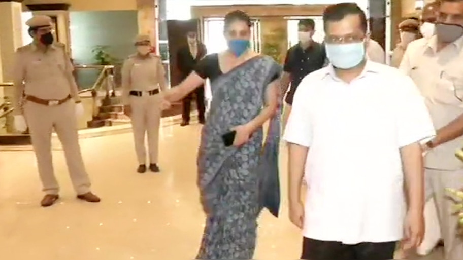 दिल्ली के इस मशहूर होटल में होगा कोरोना मरीज़ों का इलाज, CM केरजरीवाल ने किया दौरा