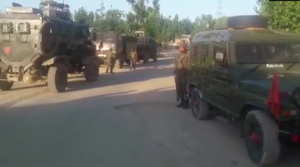 ସେନାର ଏନକାଉଣ୍ଟର: ସୋପିଆନରେ ଟଳିପଡିଲେ ୩ ଆତଙ୍କବାଦୀ ସେନାର ଏନକାଉଣ୍ଟର: ସୋପିଆନରେ ଟଳିପଡିଲେ ୩ ଆତଙ୍କବାଦୀ